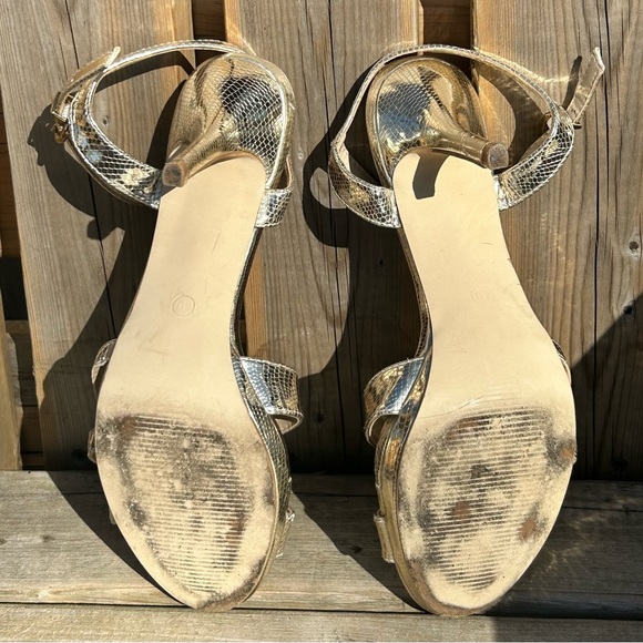 Gold Ducati size 40/9 with 3 inch heel adjustable strap, open toe - Picture 3 of 12